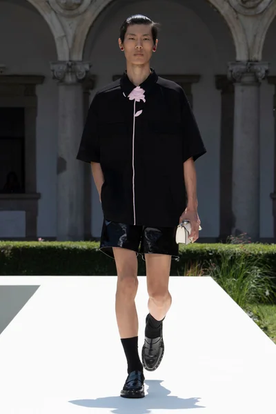 Look 16